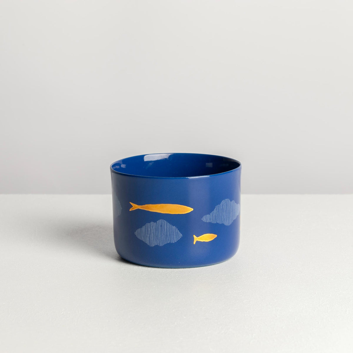 classic M - where chaos rests – white / indigo / gold