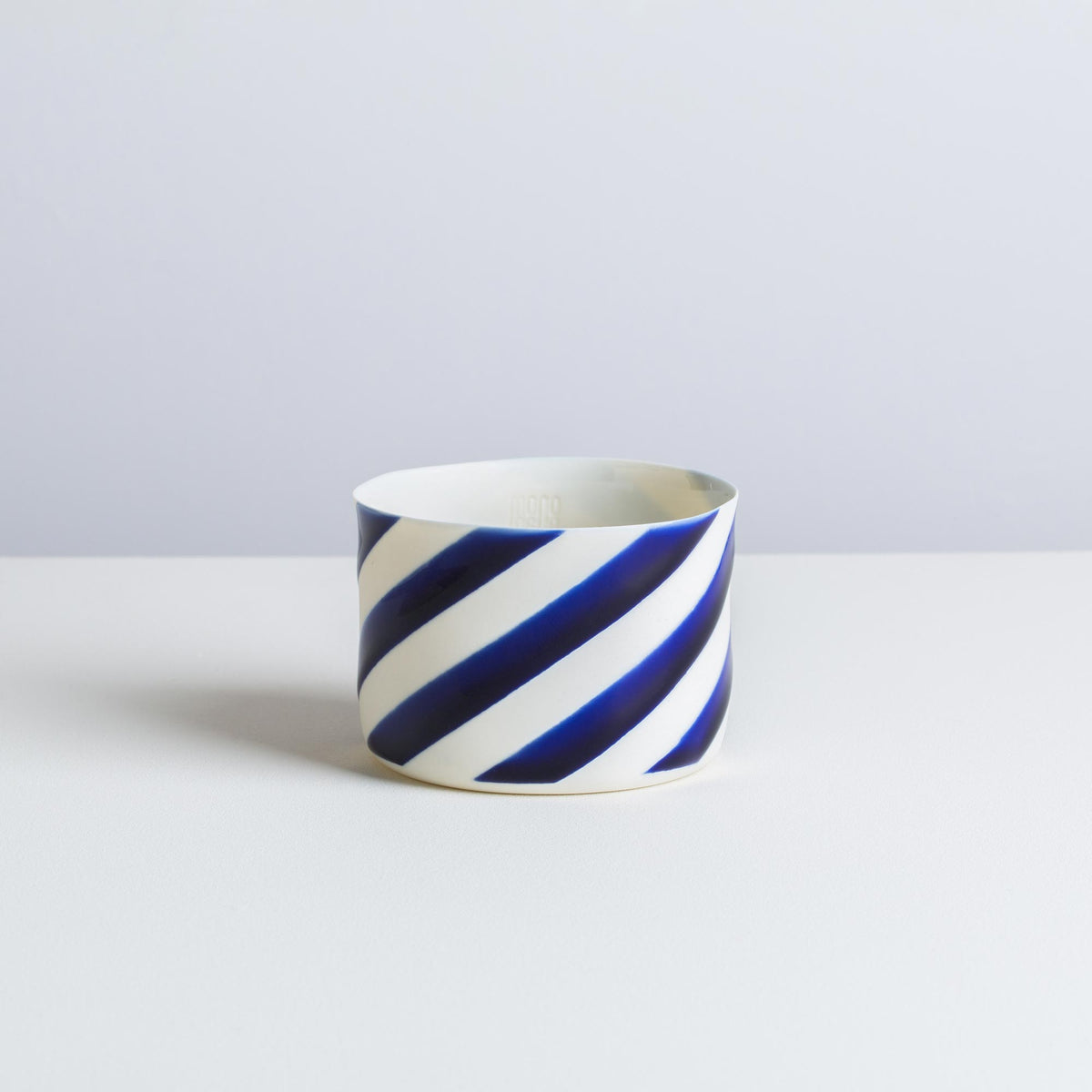 classic M - white/navy blue - diagonal