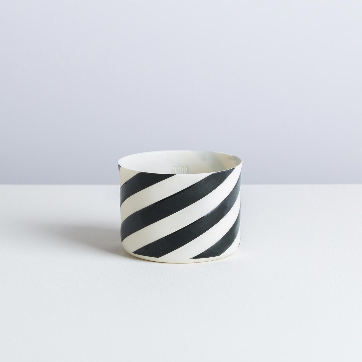 classic M - white/black - diagonal