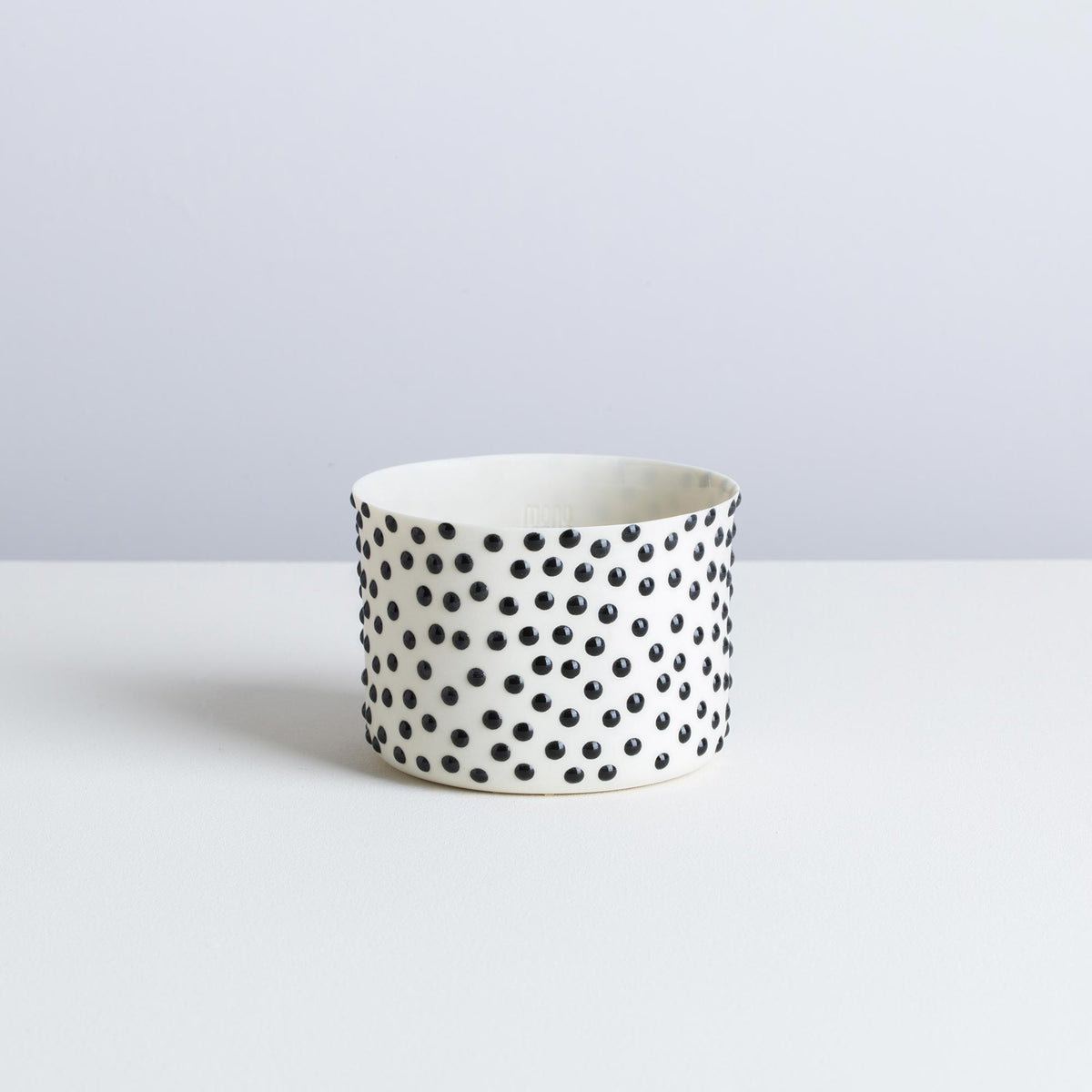 classic M - white/black - dot