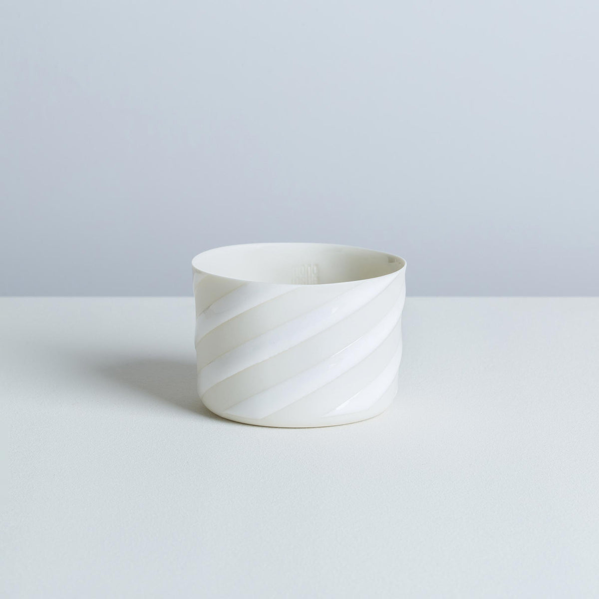 classic M - white/white - diagonal