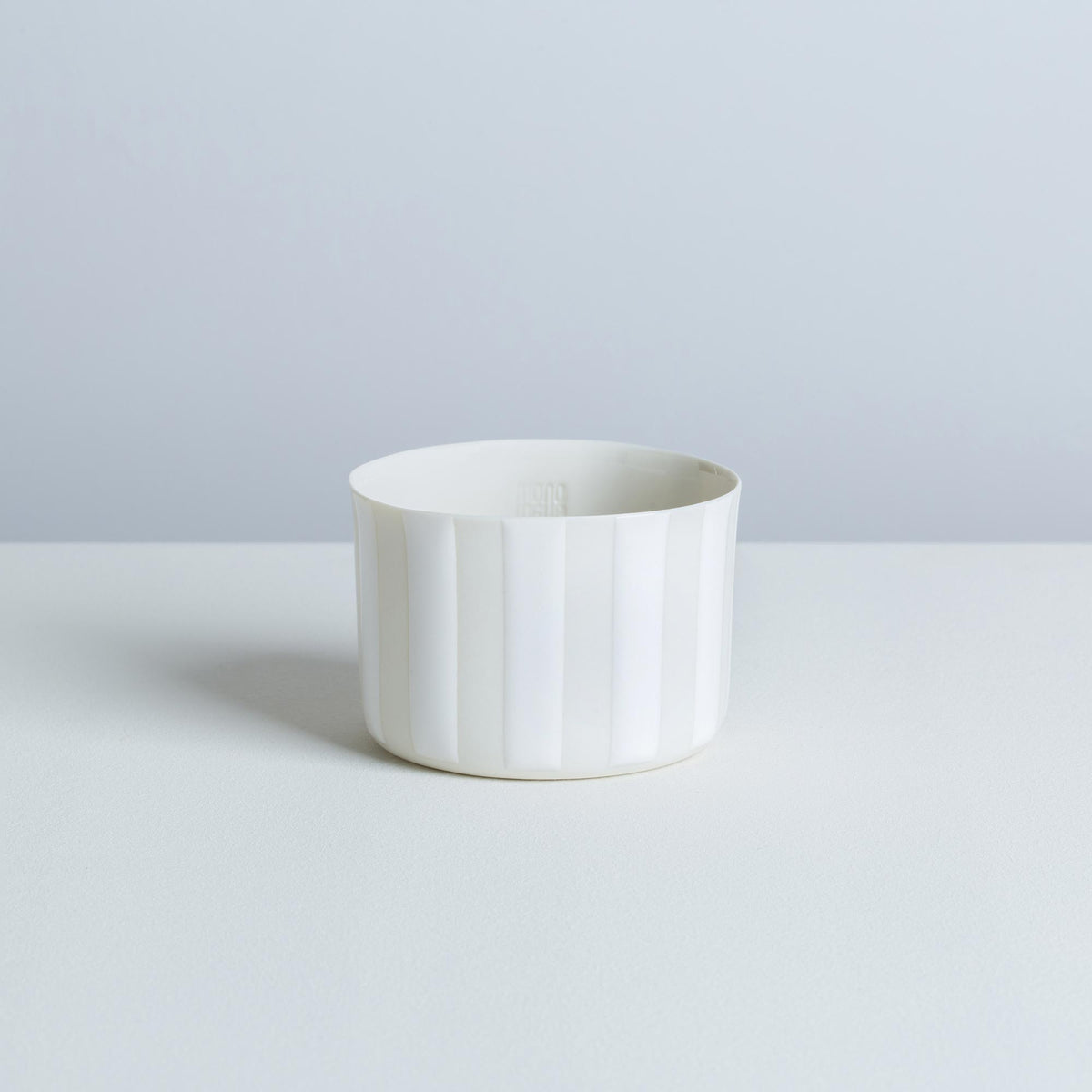 classic M - white/white - vertical