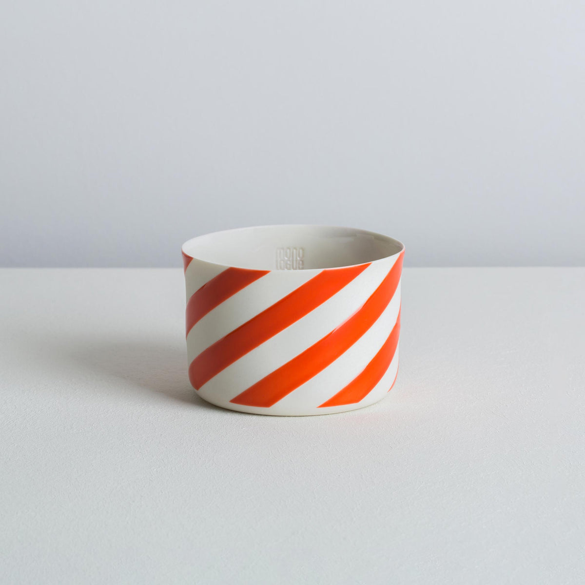 classic M - white/scarlet - diagonal